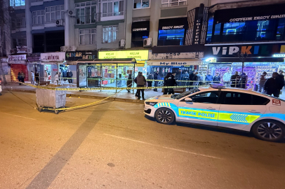 Adana’da durakta bekleyen genç husumetlisi tarafından vuruldu