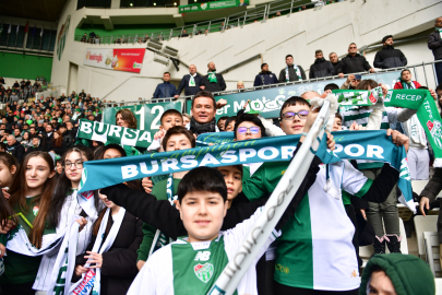 Bursaspor’un 6 gollük zaferine 100 çocuk şahitlik etti!