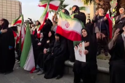 İran’da ABD-İsrail saldırılarına protestolarda halk meydanları doldurdu