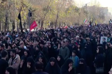 İran’da Hamaney’in ölümünün ardından yüz binler sokaklara döküldü