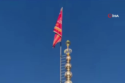 İran’da kırmızı "intikam" bayrağı göndere çekildi