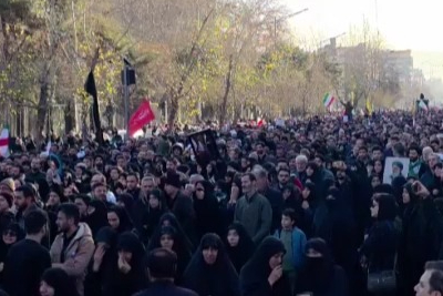 İran'da Hamaney'in ölümünün ardından yüz binler sokakta