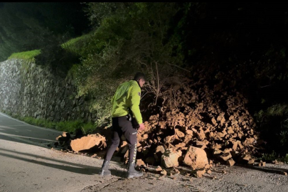 Bursa Nilüfer’de toprak kayması: Kayalar yola savruldu, sürücü kıl payı kurtuldu