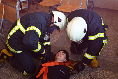 Tarihi okulda yangın alarmı! Osmangazi ekipleri ve öğrenciler sahaya indi