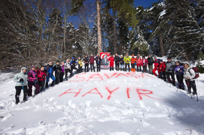 Uludağ’ın zirvesinden Dünyaya mesaj: Beyaz kar üstüne ‘Savaşa Hayır’ yazdılar!