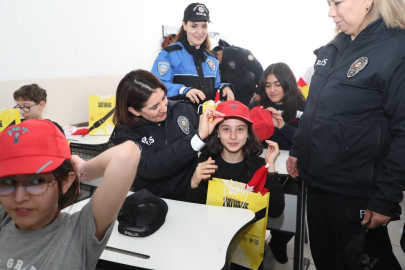 Miniklerden polislere yoğun ilgi: Güvenlik kuralları okullarda uygulamalı anlatıldı