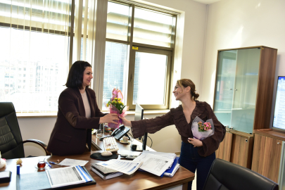 Büyükşehir'den kadın çalışanlara çiçek jesti