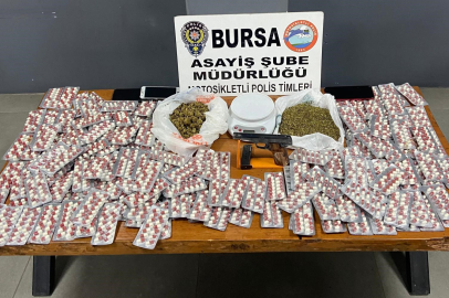 "Dur" ihtarına uymayarak kaçan şüphelinin evinde uyuşturucu ve silah çıktı!