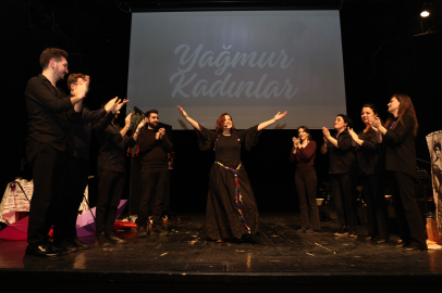 Nilüfer’de "Yağmur Kadınlar" rüzgarı: 8 kadın, 8 hikaye tek sahnede