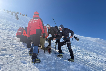 Uludağ'da korku dolu saatler! Küçük zirve’de mahsur kalan 2 kadın kurtarıldı
