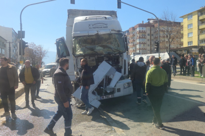 Bursa'da zincirleme kaza: Tır, motosiklet ve kamyona çarptı, 5 yaralı