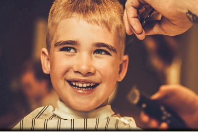 Mustafakemalpaşa Lalaşahin Mahallesi Muhtarı Vedat Altıntaş, çocukların bayramlık saç tıraşını ücretsiz yaptırıyor