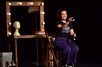 Tek kişilik komedide büyük alkış: Bursa’da ‘Yan Rol’ gösterimi