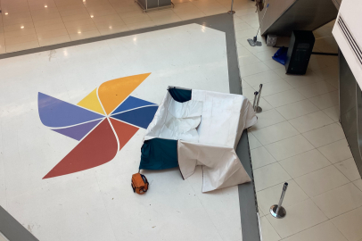 AVM’de yemek katından boşluğa düştü: Acı haber geldi!