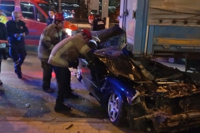 Park halindeki tırın altına giren otomobilin sürücüsü ağır yaralandı!