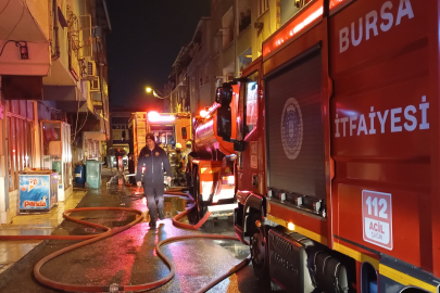Bursa Osmangazi’de çatı katı yangını itfaiye müdahalesiyle söndürüldü