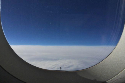 Uçak pencerelerinin altında neden küçük bir delik var? Çoğu yolcunun fark etmediği detayın sebebi