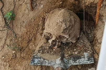 Evinin bahçesini kazarken şoke oldu: İnsan kafatası ve kemikler bulundu!