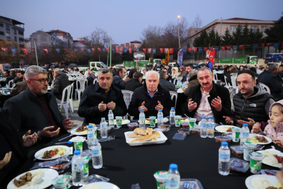 Emek ve Alacahırka’da iftar bereketi: Başkan Bozbey binlerce Bursalıyla aynı sofrada