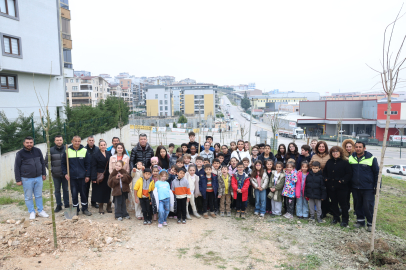 Nilüfer’de gelecek kök salıyor: Minik eller fidanları toprakla buluşturdu