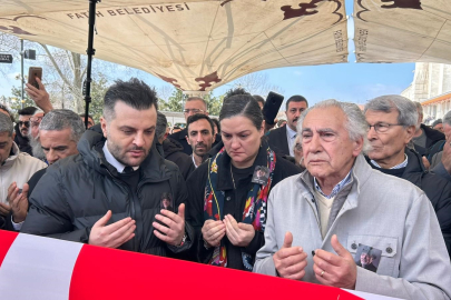 İlber Ortaylı Türk Bayrağına sarılı naaşıyla Fatih Camii’nde: "Hocaların Hocası"na büyük veda