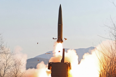 İran, İsrail'in merkezini balistik füze ile vurdu