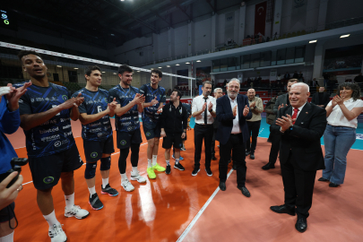 Bursa’nın Efeleri durdurulamıyor! Dev rakibi Fenerbahçe’yi 3-1’le geçtiler