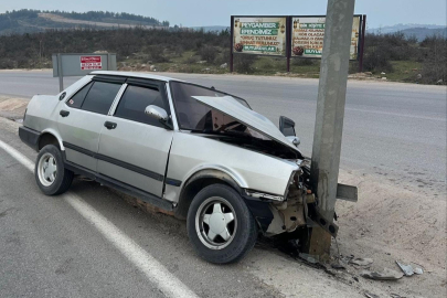 Otomobil direğe çarparak durabildi! Yaralı sürücü hastaneye kaldırıldı