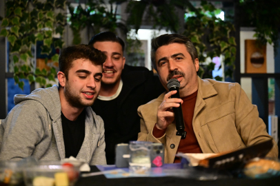 Yıldırım’da "Uyumayan" sahur: Başkan Oktay Yılmaz gençlerle kitap kokulu sofrada buluştu