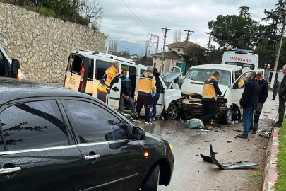 Arife günü Bursa’da yürekler ağza geldi! İki otomobil hurdaya döndü: Çok sayıda yaralı var!