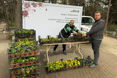 İnegöl’de bayram öncesi mezarlıklar çiçek bahçesine büründü