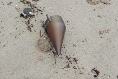 Denizde sürüklenen füze başlığı kıyıya vurdu