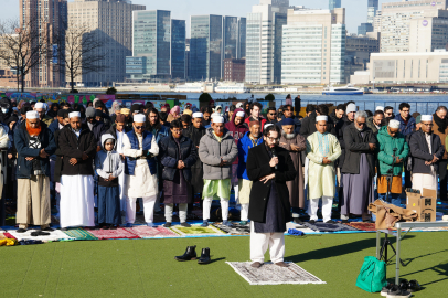 New York’ta Ramazan Bayramı coşkusu: Camiler taştı, sokaklarda namaz kılındı