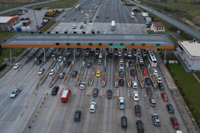 Bursa-İstanbul yolunda 'Dönüş' kilitlendi: Kuzey gişelerinde kilometrelerce kuyruk!