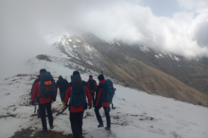 Bozdağ’da esrarengiz iz! Kayıp dağcının kazdığı çukur ve eşyaları bulundu