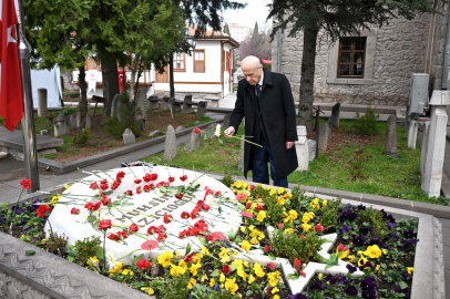 Devlet Bahçeli’den Kabristan’da anlamlı vefa: Muhsin Yazıcıoğlu’nu dualarla andı