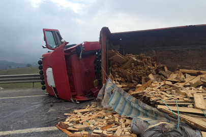 Bursa-Yalova yolunda tonlarca tahta yola saçıldı: Trafik tamamen durdu!