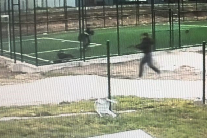 Parkta pompalı tüfekli dehşet! Çocuklar kaçacak yer aradı