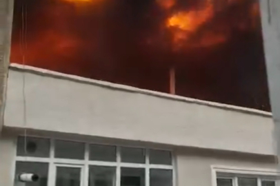 Bursa'da binanın çatı katı alev alev yandı