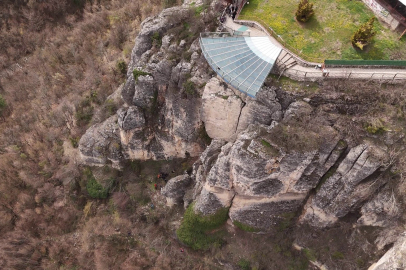 Cam seyir terasında dehşet: Üniversiteli genç canına kıydı!
