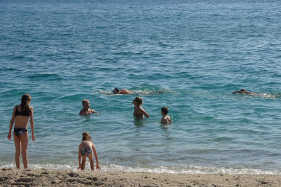 Güneşi gören sahile koştu! Alanya'da deniz keyfi başladı