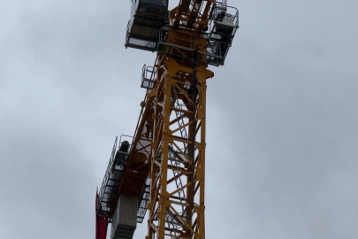 Parasını alamayan işçiler kule vincin tepesine çıktı!