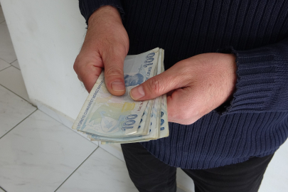 Yola savrulan paraları toplayan esnaf sahibini arıyor