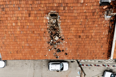 Bursa Keles’te çürüyen bina bacası araç üstüne yıkıldı!