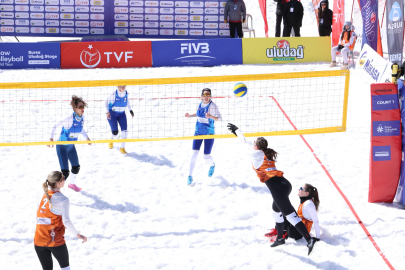 Osmangazi’den Uludağ’da kar voleybolu şöleni başladı