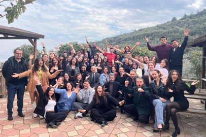 Alkışlar BUÜ’lü gençlere: 27 Mart Dünya Tiyatro Günü’nde hamlet sahnesi