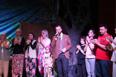 İnegöl’de 27 Mart kutlaması: Şehir Tiyatrosu “Komşu Köyün Delisi” ile sahne aldı