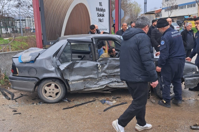 İnegöl’de can pazarı: Kamyonetle otomobil çarpıştı!