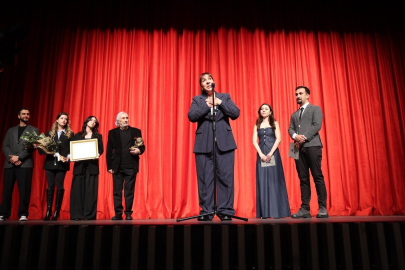 Türk Tiyatrosunun en prestijli ödülü sahibini buldu! Listede kimler yok ki?