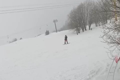 Uludağ'da kış geri döndü: Kar fırtınası etkisini artırdı